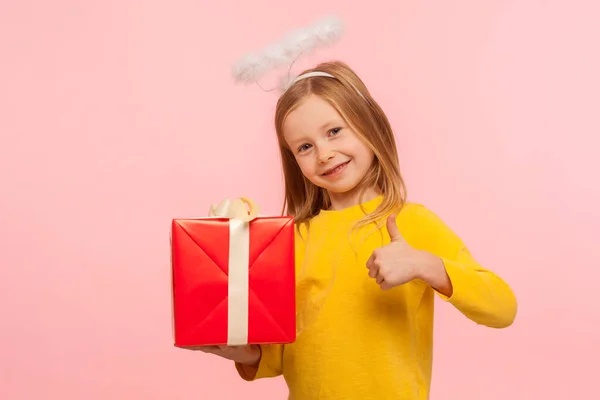 Porträt Eines Netten Kleinen Ingwermädchens Mit Sommersprossen Und Engelhaftem Heiligenschein — Stockfoto