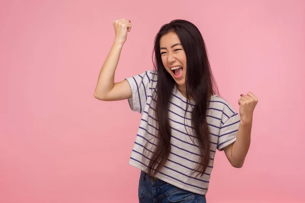 Ritratto Euforica Felice Ragazza Gioiosa Con Capelli Lunghi Urlando Felicità — Foto Stock