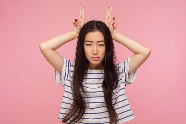 Porträtt Irriterad Flicka Randig Shirt Hotar Med Tjur Horn Gest — Stockfoto