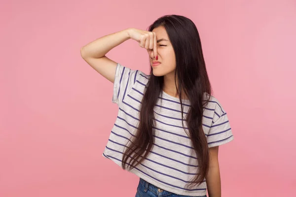 Huele Mal Retrato Chica Confundida Con Cabello Moreno Camiseta Pellizcándose — Foto de Stock