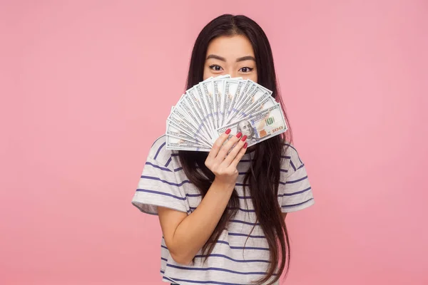 Portrét Brunetky Pruhovaném Tričku Vykukující Dolarových Bankovek Skrývající Půlku Obličeje — Stock fotografie