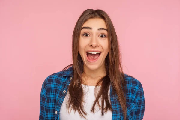 Primer Plano Chica Emocional Divertida Camisa Cuadros Pie Con Humor —  Fotos de Stock