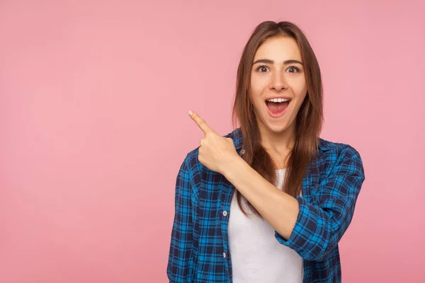 Vaya Mira Qué Anuncio Tan Loco Retrato Chica Morena Asombrada — Foto de Stock