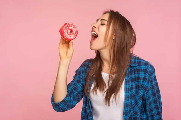 Menina Magro Camisa Xadrez Com Olhos Fechados Mantendo Boca Aberta — Fotografia de Stock