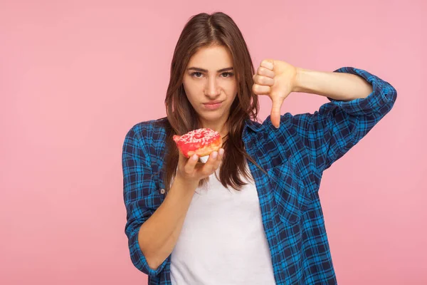 Portré Lány Csalódott Cukros Junk Food Mutatja Hüvelykujját Lefelé Nézett — Stock Fotó