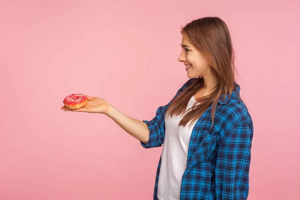 Vista Laterale Allegra Bella Ragazza Camicia Scacchi Dando Deliziosa Ciambella — Foto Stock