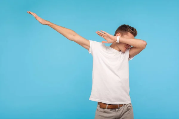 Retrato Hombre Feliz Emocionado Camiseta Blanca Que Muestra Danza Dab —  Fotos de Stock