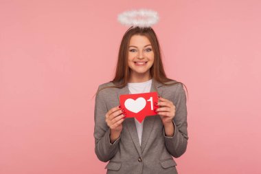 Şebeke kalbi ikon gibi elinde tutan, kameraya gülümseyen ve blog 'u takip etmeyi öneren güzel esmer kadının portresi. Pembe arka planda kapalı stüdyo çekimleri