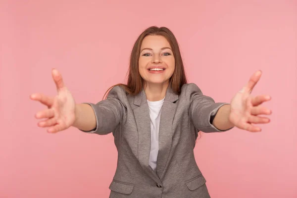 Gratis Knuffels Portret Van Een Vrolijke Jonge Vrouw Een Zakenpak — Stockfoto