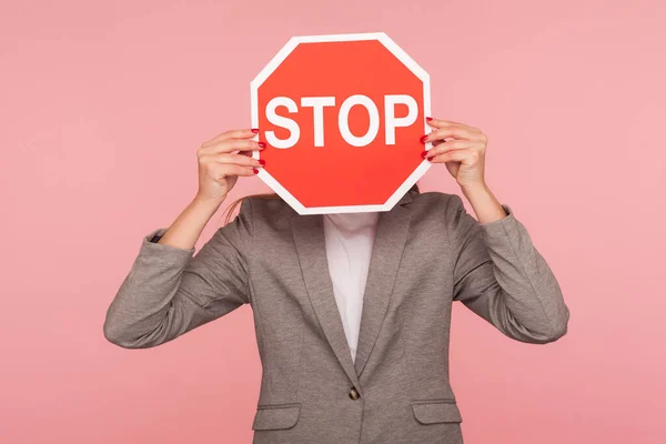 Porträtt Okänd Affärsman Kostym Jacka Täcka Ansiktet Med Stop Symbol — Stockfoto