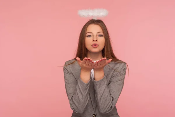 Retrato Mulher Atraente Sexy Com Nimbus Sobre Cabeça Enviando Beijo — Fotografia de Stock