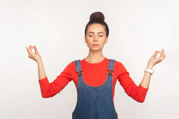 Equilíbrio Mental Técnica Respiratória Retrato Calma Elegante Menina Bonita Com — Fotografia de Stock