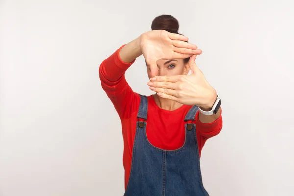 Momenten Vastleggen Portret Van Meisje Spijkerbroek Kijkend Door Vorm Van — Stockfoto