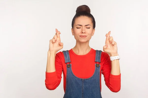 Retrato Chica Implorante Con Moño Pelo Overol Sosteniendo Los Dedos — Foto de Stock