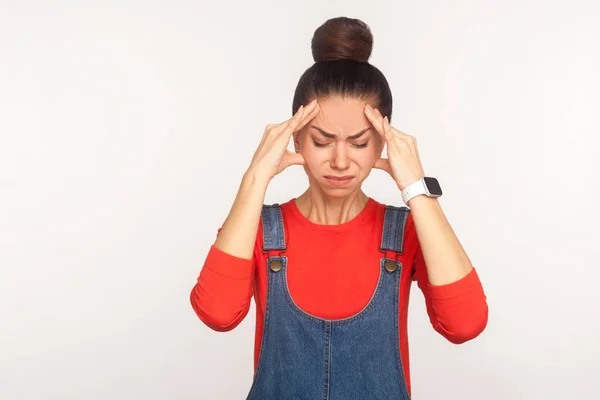 Dolor Cabeza Retrato Una Chica Deprimida Cansada Con Moño Traje —  Fotos de Stock