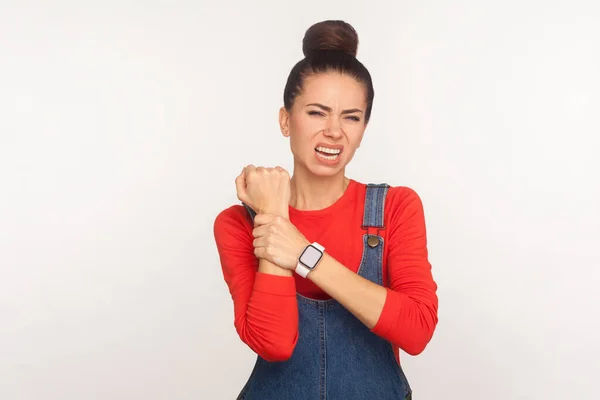 Pulso Torcido Rigidez Muscular Retrato Menina Insalubre Com Pão Cabelo — Fotografia de Stock