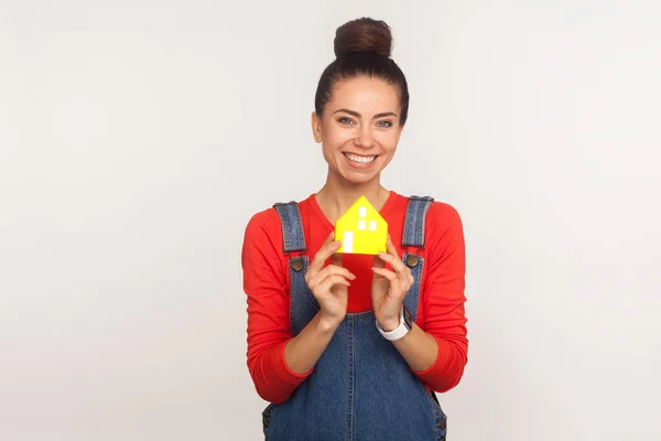 Compra Casa Retrato Menina Otimista Encantador Com Pão Cabelo Estilo — Fotografia de Stock