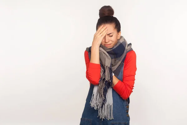 Hoofdpijn Griepsymptomen Portret Van Een Ongezond Meisje Gewikkeld Een Sjaal — Stockfoto