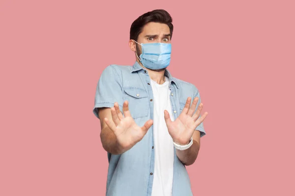 Zatrzymaj Się Portret Wystraszonego Człowieka Chirurgicznej Masce Medycznej Niebieskiej Koszuli — Zdjęcie stockowe