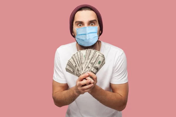 Dinero Retrato Joven Hipster Sorprendido Con Máscara Médica Quirúrgica Camisa — Foto de Stock