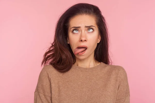 Retrato Una Graciosa Joven Tonta Con Pelo Moreno Mirando Con — Foto de Stock