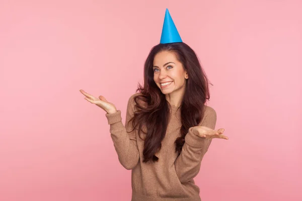 Retrato Jovem Feliz Encantada Com Cabelo Ondulado Morena Vestindo Cone — Fotografia de Stock