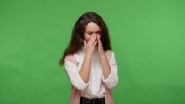Gençlik bunalımı. Mutsuz ergen esmer kız, beyaz gömlekli, çok ağlayan, yüz yüze saklanan, gözyaşlarını silen, çaresiz ve yalnız hisseden. Yeşil arka planda izole edilmiş kapalı stüdyo çekimi