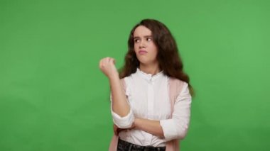 - Ne? - Seni duyamıyorum! Utanmış, beyaz tişörtlü esmer kız. Kulağının yanında el ele tutuşmuş. Sessizce konuşmaya çalışıyor. Stüdyo içi çekim, yeşil arkaplan