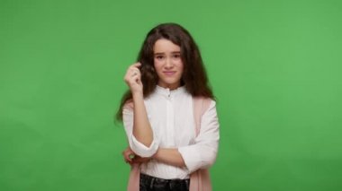 Hey, bir fikrim var! Beyaz tişörtlü tatlı esmer kız parmağını kaldırıyor, yaratıcı düşünceleri var, dahice bir plandan esinlenen genç kız, bir çözüm buldu. Stüdyo çekimi yeşil arkaplanda izole edildi