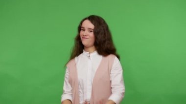 Lütfen, bedavaya alın! Beyaz tişörtlü, esmer, pozitif cömert genç kız elini kaldırıyor. Sanki her şeyi yapıyormuş gibi. Ya da sana sarılmaya hazır. Stüdyo çekimi, yeşil arkaplan