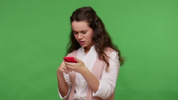 소녀가 핸드폰으로 메시지를 네트워크 상에서 친구들 수다를 모바일 불만을 온라인 — 비디오