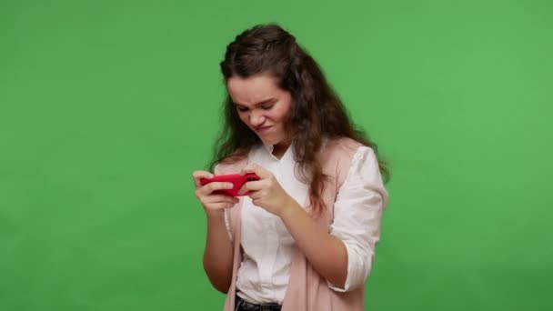 Tiener Entertainment Vrijetijdsbesteding Technologie Adolescent Brunette Meisje Emotioneel Spelen Videospel — Stockvideo