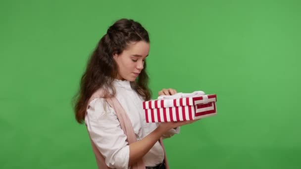 Gusta Regalo Encantadora Morena Adolescente Feliz Apertura Caja Regalo Mirando — Vídeos de Stock