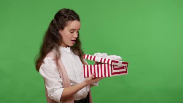 Жахливий Подарунок Підліток Брюнетка Дівчина Відкриває Подарунок Дивиться Розчаруванням Підліток — стокове відео