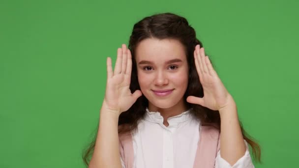 Nahaufnahme Eines Unbeschwerten Charmanten Brünetten Teenagermädchens Das Sein Gesicht Mit — Stockvideo