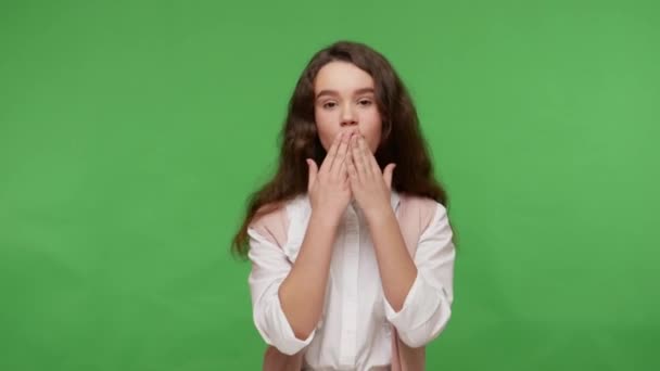 Amor Afecto Emociones Románticas Adorable Chica Morena Adolescente Camisa Blanca — Vídeo de stock