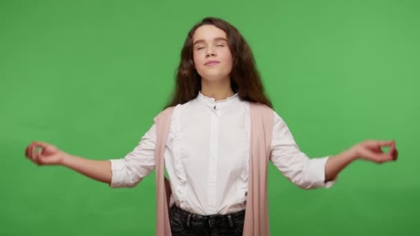 Paz Interior Menina Morena Adolescente Camisa Branca Mãos Dadas Gesto — Vídeo de Stock