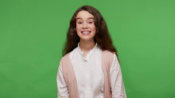 Jag Bäst Glad Egoistisk Tonåring Brunett Flicka Vit Skjorta Pekar — Stockvideo