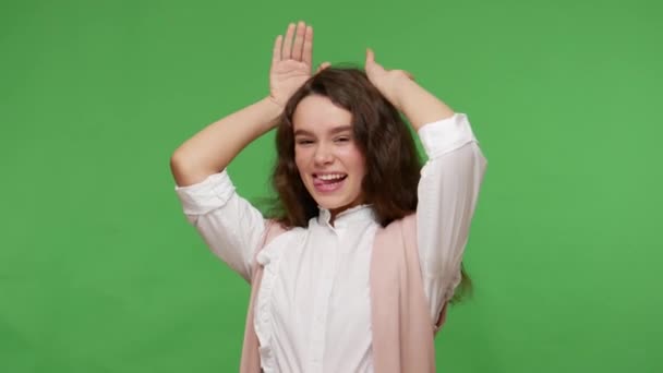 Καταπληκτικό Θετικό Έφηβο Μελαχρινή Κοπέλα Λευκό Πουκάμισο Στέκεται Αυτιά Λαγουδάκι — Αρχείο Βίντεο