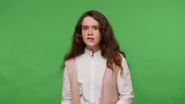 Pânico Medo Preocupado Adolescente Morena Menina Camisa Branca Nervoso Sobre — Vídeo de Stock