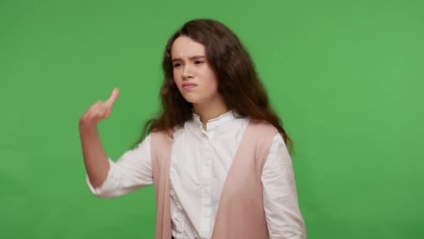 Preoccupato Dispiaciuto Adolescente Ragazza Bruna Camicia Bianca Tenendosi Mano Sopra — Video Stock