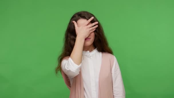 Моя Вина Расстроенная Брюнетка Подросток Белой Рубашке Жестикулирующая Лицом Лбу — стоковое видео