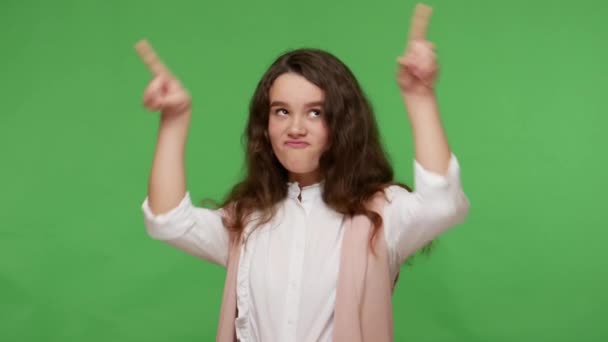 Zabawny Uroczy Pozytywny Nastoletnia Brunetka Dziewczyna Białej Koszuli Pokazując Rogi — Wideo stockowe