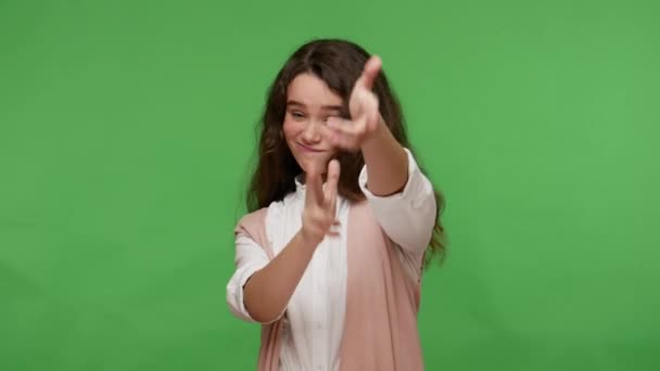 Positiva Chica Morena Adolescente Agradable Camisa Blanca Apuntando Pistolas Dedo — Vídeo de stock