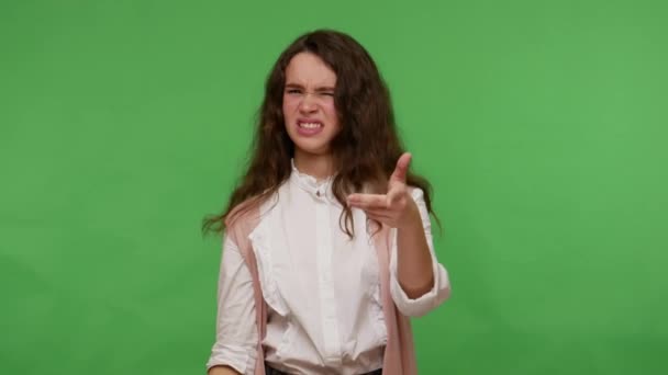 Безумная Идея Идиот Недовольная Девушка Подросток Белой Рубашке Показывающая Пальцем — стоковое видео