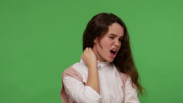 Uitgeput Ongezond Tiener Brunette Meisje Wit Shirt Opwarmen Van Haar — Stockvideo