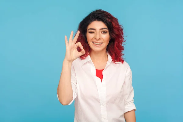 Sinal Aprovação Retrato Feliz Mulher Hipster Satisfeito Com Cabelo Vermelho — Fotografia de Stock