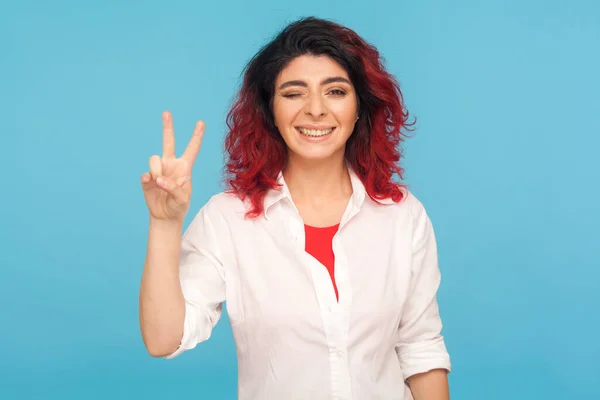 Retrato Mulher Hipster Feliz Sucesso Com Cabelo Vermelho Fantasia Piscando — Fotografia de Stock