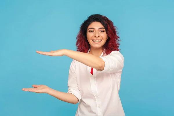 Mulher Hipster Impressionante Com Cabelo Vermelho Fantasia Apresentando Área Publicidade — Fotografia de Stock