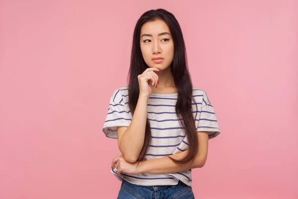 Retrato Linda Chica Pensativa Con Pelo Largo Camiseta Rayas Ponderando —  Fotos de Stock